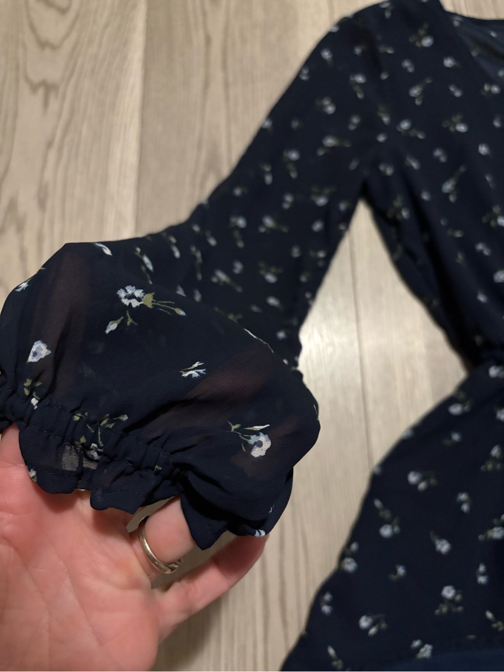 Hollister Navy Blue Floral Romper Size Small - Picture 5 of 10